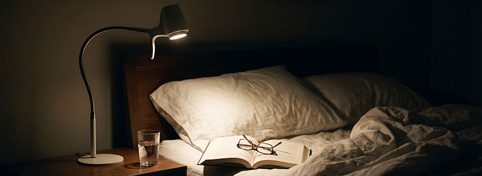 Spectrum comparison chart showing Serious Readers HD Original full daylight coverage versus ordinary LED gaps